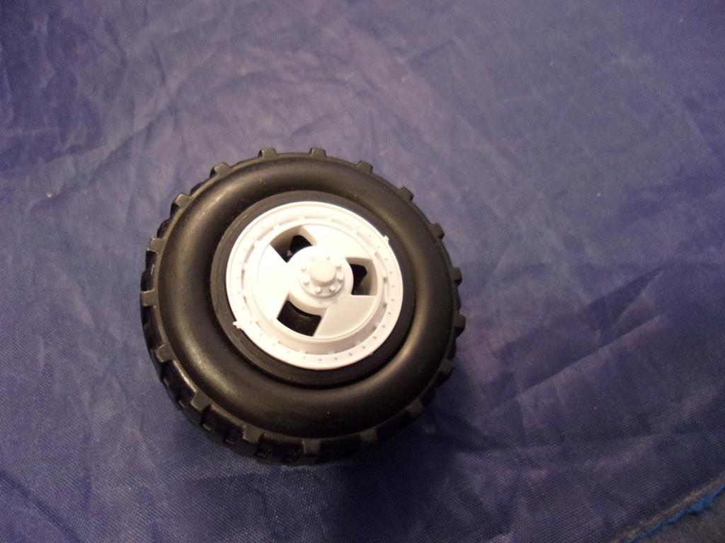 (image for) 1985 snowcat wheel with hubcap