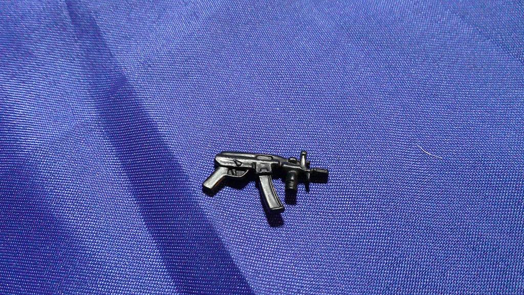 (image for) dc universe crisis gotham city swat gun